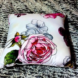 this is a flower pillow🌸